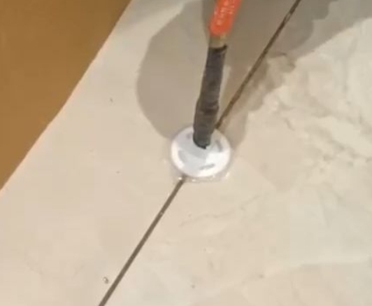 桂林瓷砖空鼓维修公司专业解答瓷砖在铺贴过程中，如果没有涂抹均匀到位的粘结材料（如水泥砂浆或瓷砖胶），可能会导致以下问题