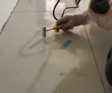 桂林瓷砖开裂维修公司专业分享瓷砖在铺贴前如果没有沥干水分，将会导致以下问题